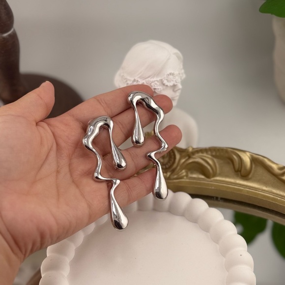 Modern Abstract Silver Drop Earrings – Statement Sculptural Design - Picture 6 of 10